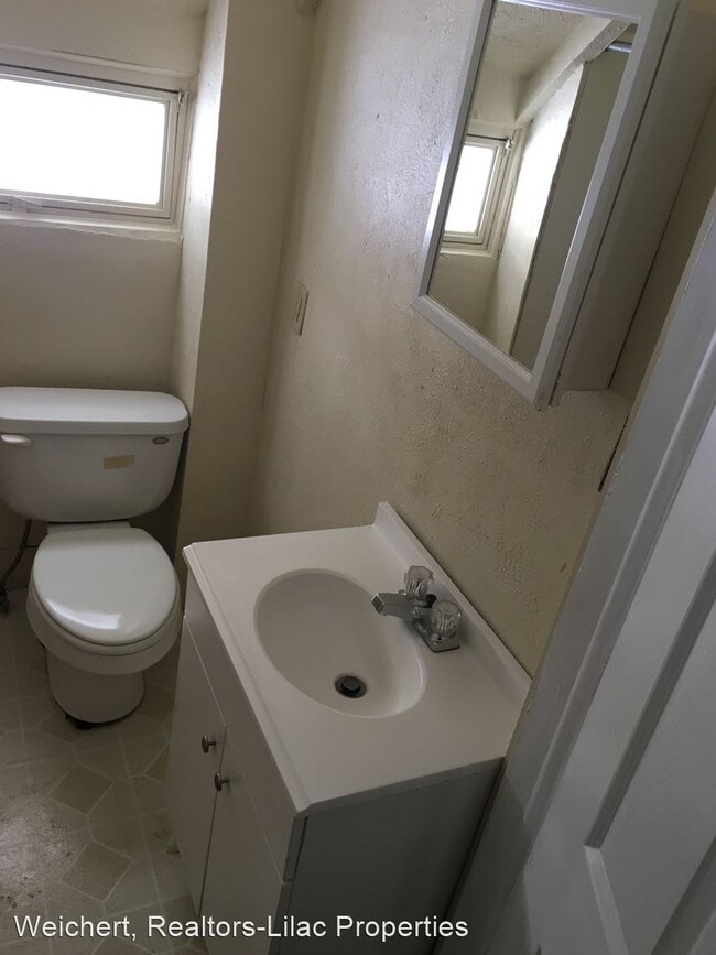 Building Photo - 3 br, 1 bath House - 7 Utica Pl