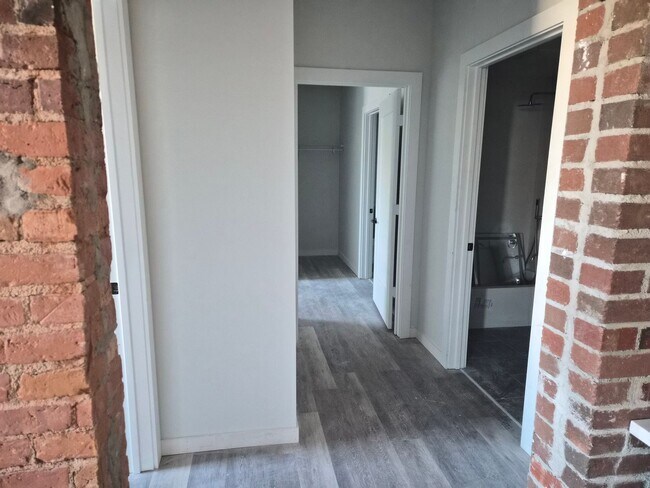 Foto del edificio - Downtown Claremont newly re-developed brick building with 2 Bed Luxury units, pet friendly!