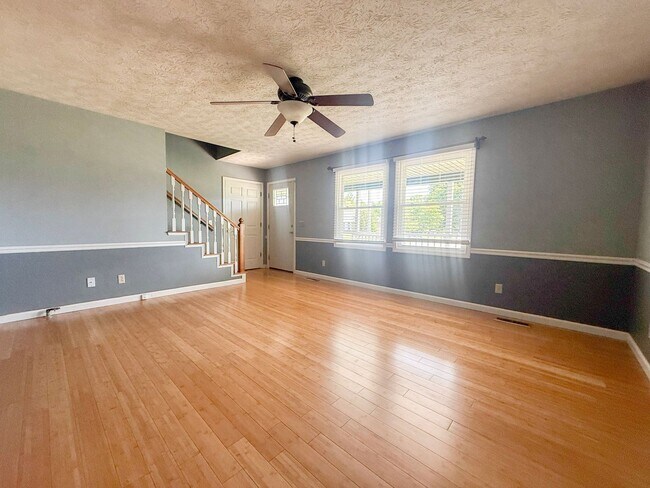 Foto del edificio - Sunroom, 2-Car Garage & Lawn Care Included | Pet-Friendly Cookeville Home