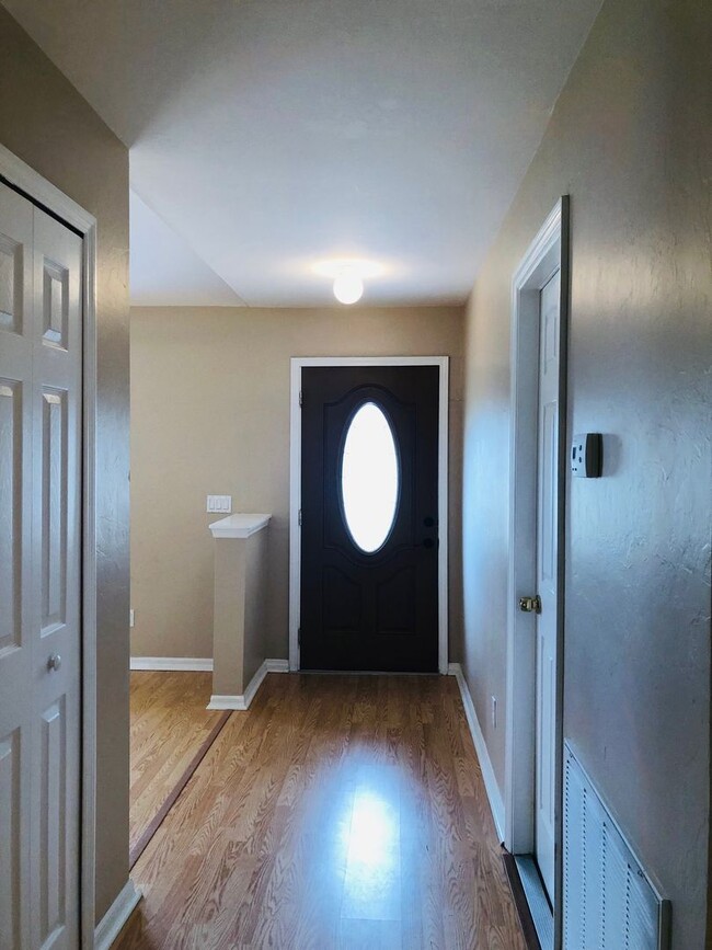 Foto del edificio - Experience this 4 bedroom 2 bath SW Cape C...