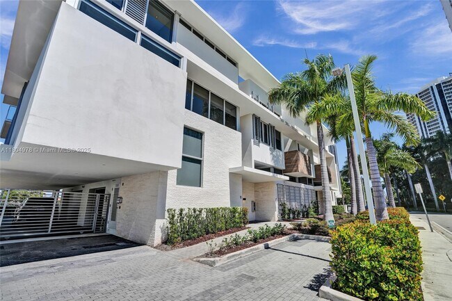 Building Photo - 3750 Yacht Club Dr