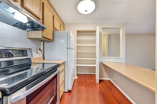 Building Photo - Tranquil Two-Bedroom Condo: Park Setting, ...