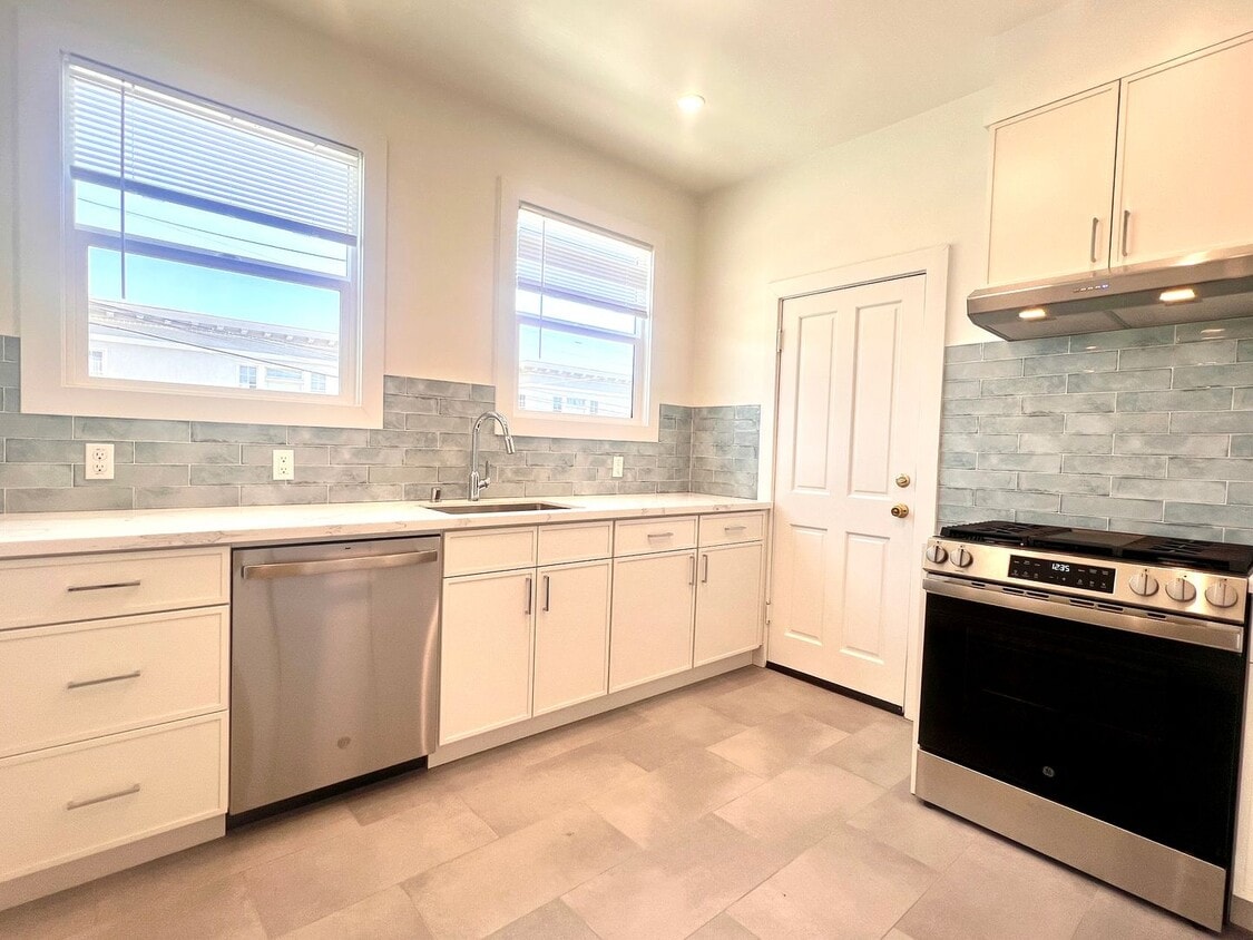 Primary Photo - Fully Renovated Bright Corner Apartment wi...