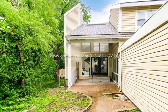 Foto del edificio - Spacious duplex near KU!