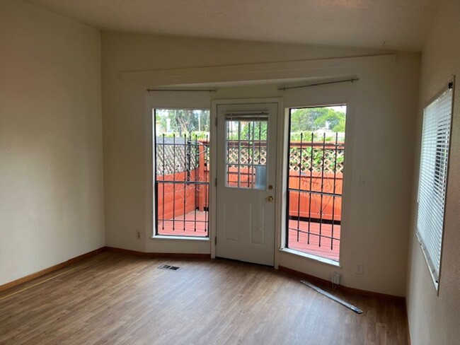 Building Photo - Two Bedroom Temescal