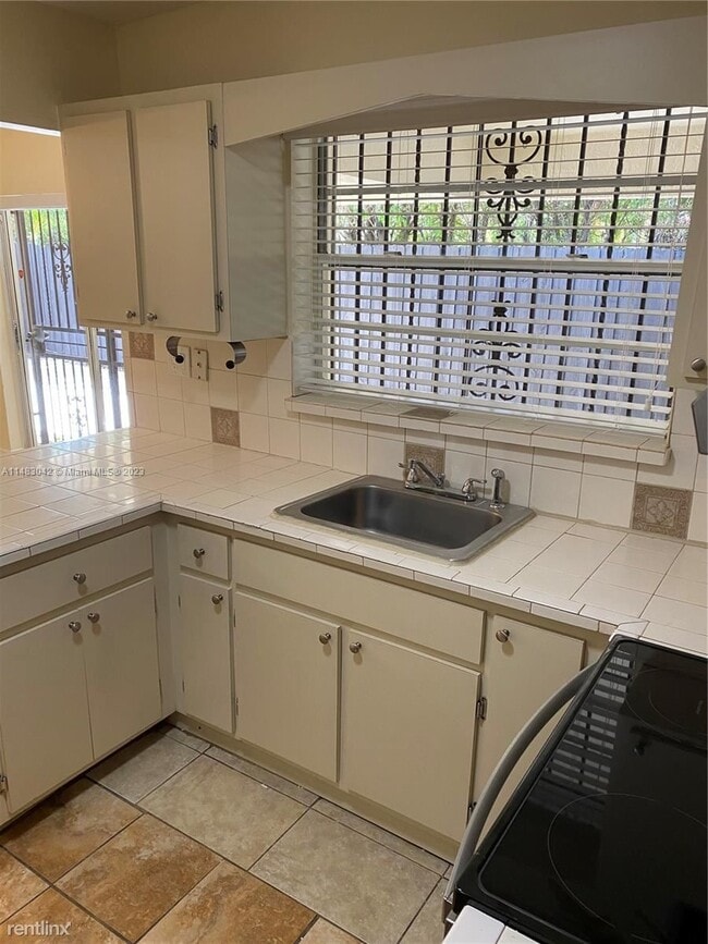 Building Photo - 4 br, 2 bath House - 545 W 79th Pl