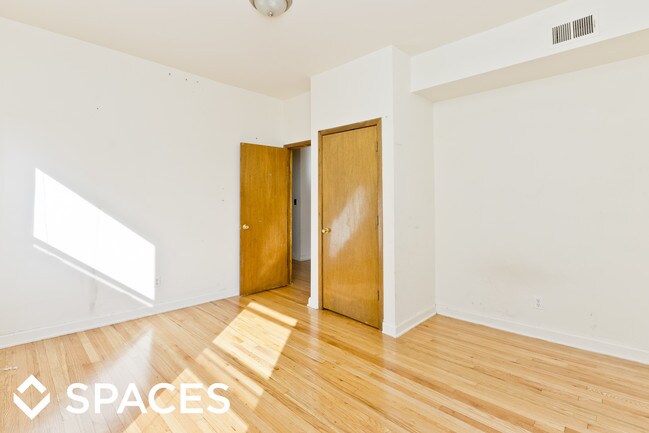 Building Photo - 905 W Agatite Ave