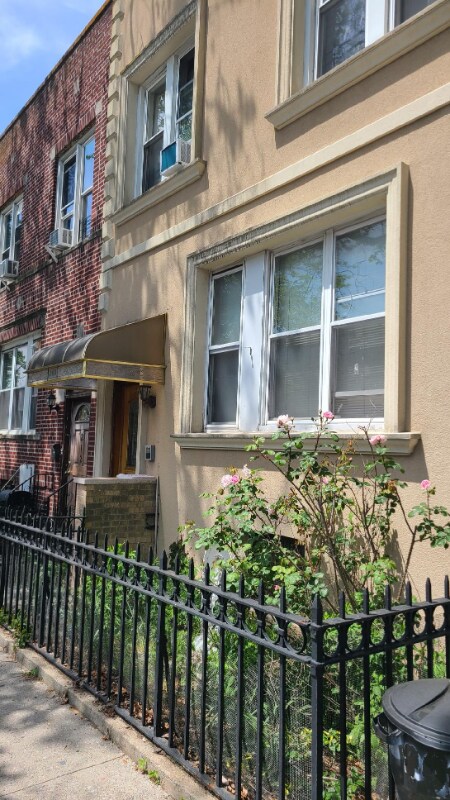 Primary Photo - 208 Bay 20th St