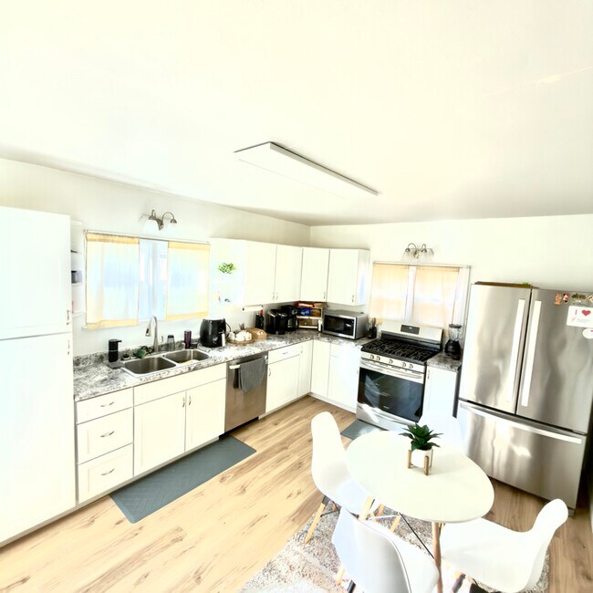 Foto del edificio - 2833 S 128th St