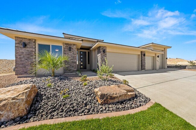 Building Photo - 4 bed plus RV Garage