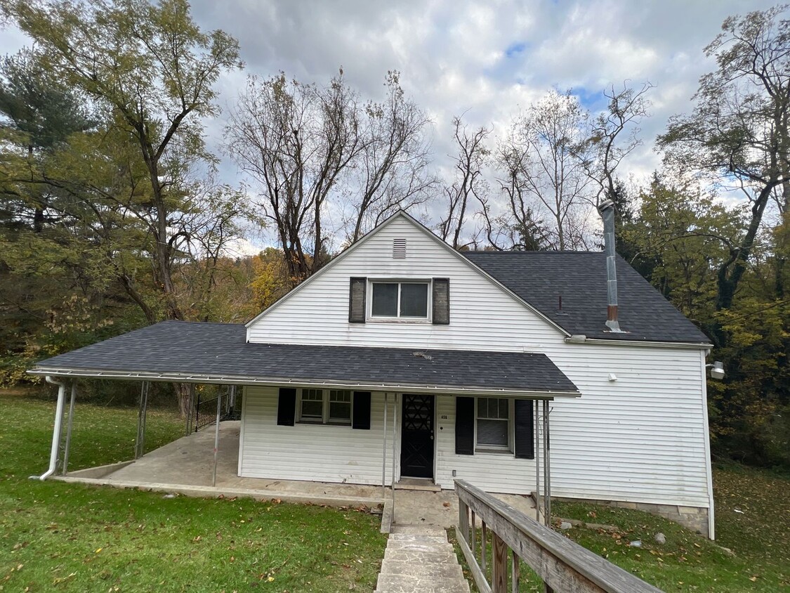 Primary Photo - Large - 3 Bedroom House - Downtown Campus ...