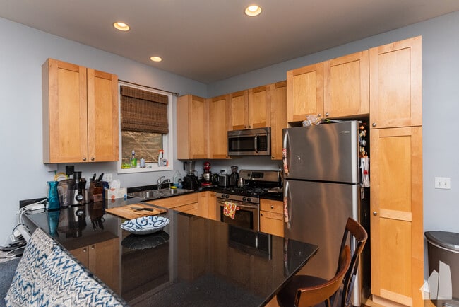 Photo - 2043 W Erie St Apartment