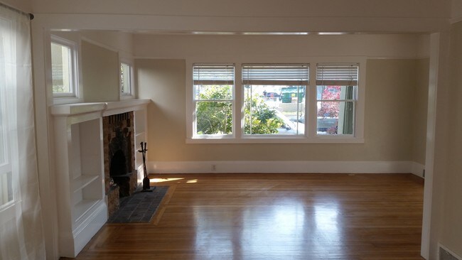 Living Room - 904 Curtis St
