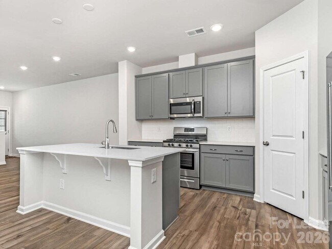 Foto del edificio - 15741 Country House St