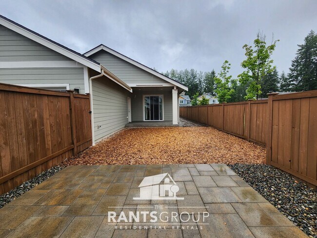 Foto del edificio - Single-Story 1,915 sq. ft. Home with 2-Car...