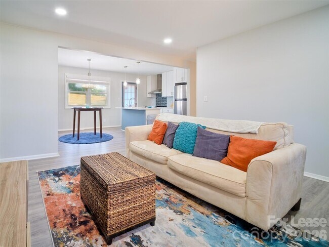 Building Photo - 2515 Thornton Rd