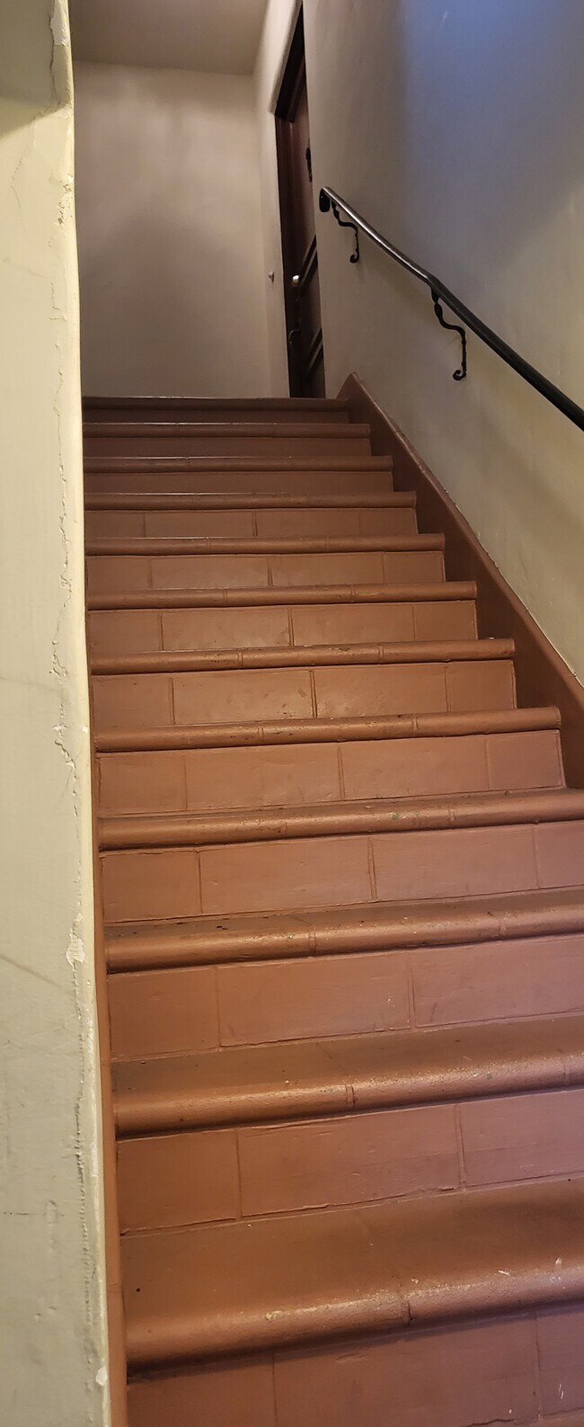 Escaleras a la puerta principal 1 - 8633 Hervey St