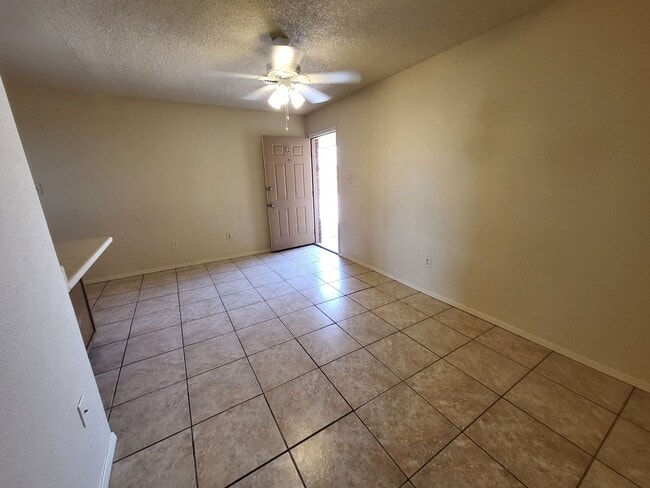 Building Photo - Quiet 2 Bed Apartment in Established Neighborhood