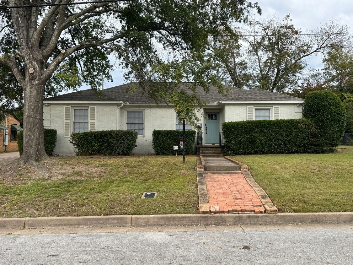 Foto principal - 823 W. Fifth Street