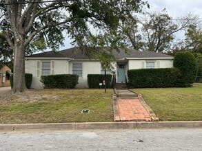 Building Photo - 823 W 5th St