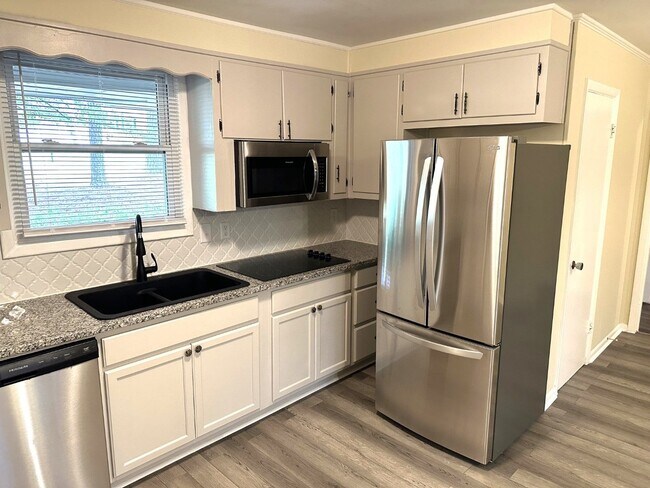 Building Photo - Welcome home! 3 bed, 2 bath, carport for 2...