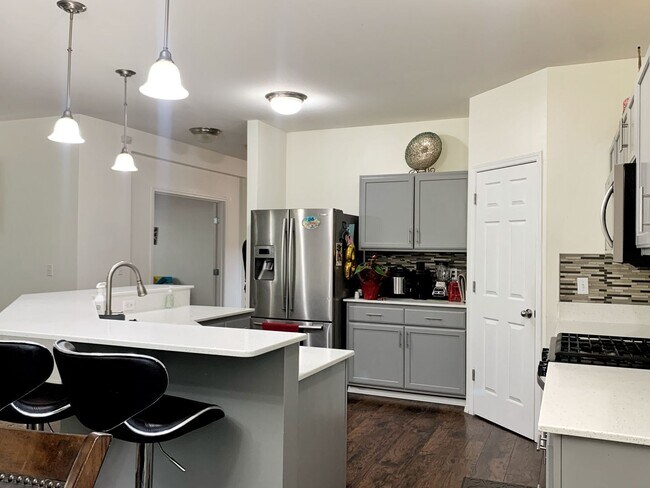 Building Photo - Remodeled Maple Woods Beauty