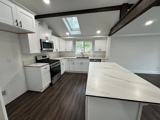 Foto del edificio - 10054 SW 35th Avenue ~ Beautifully Remodel...