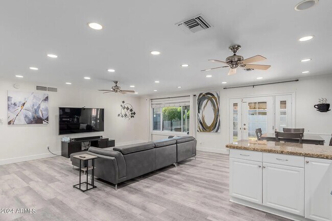 Photo - 2547 E Corrine Dr House