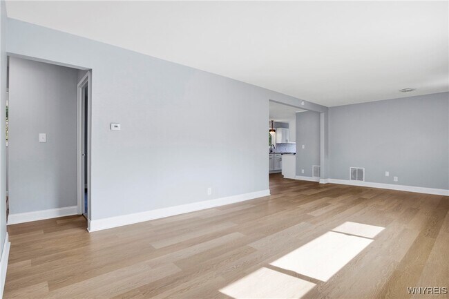 Foto del edificio - 28 Campus Dr W