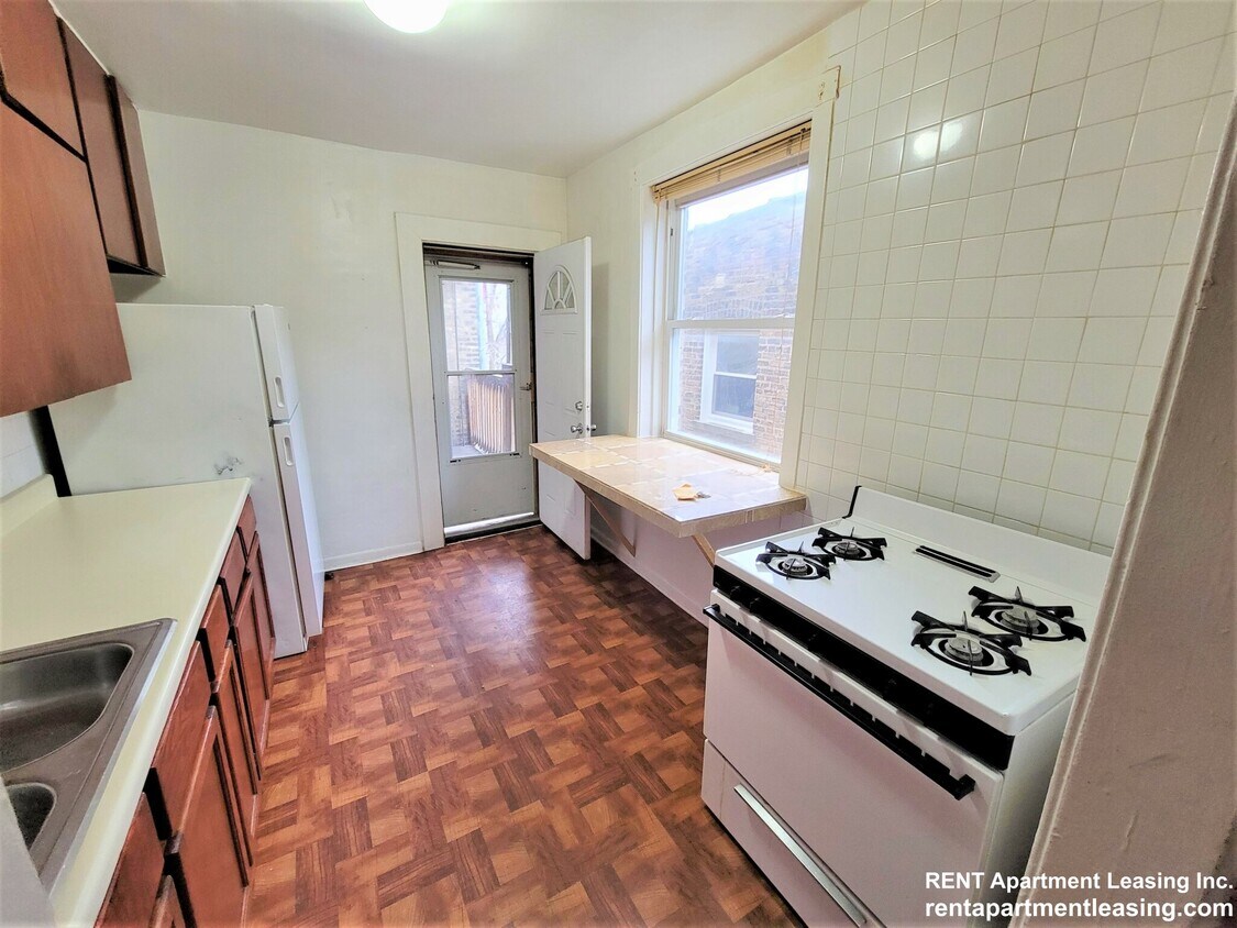 Primary Photo - 4830 N Avers Ave