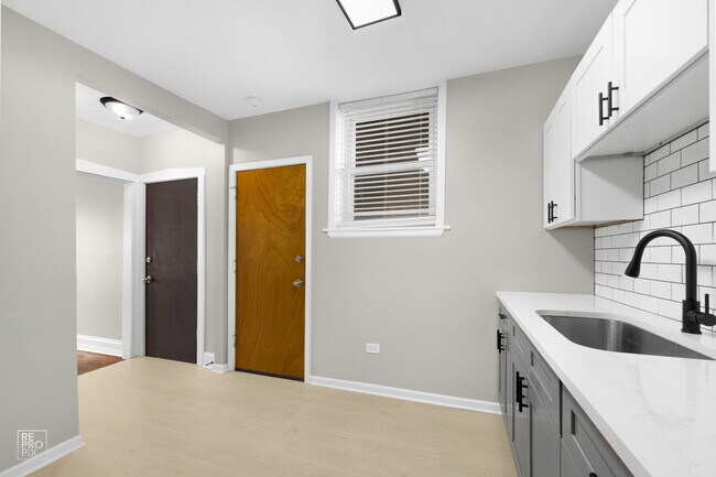 Foto del edificio - 703 N Austin Blvd
