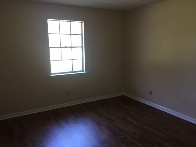 Building Photo - 2430 Riviera Dr