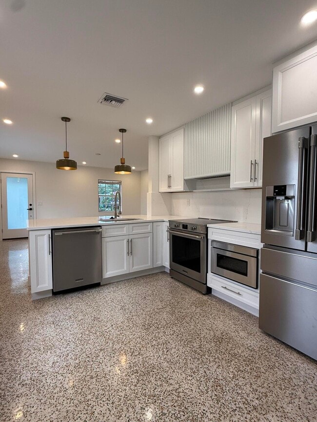 Building Photo - 335 Cornell Dr