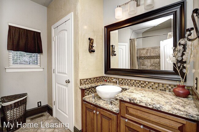 Building Photo - 4 br, 3.5 bath House - 2791 Beechwood Road
