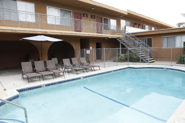 Foto del edificio - 11920 Chandler Blvd