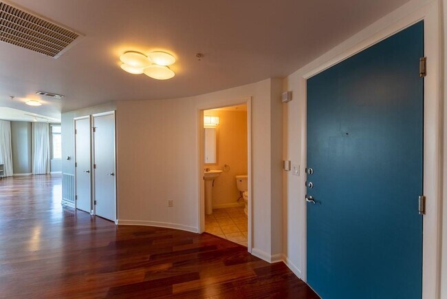 Building Photo - 54 Rainey St