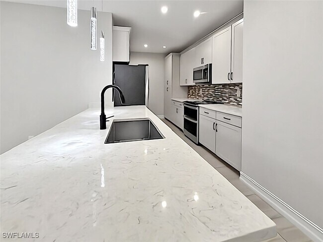 Foto del edificio - 7324 Rockefeller Dr