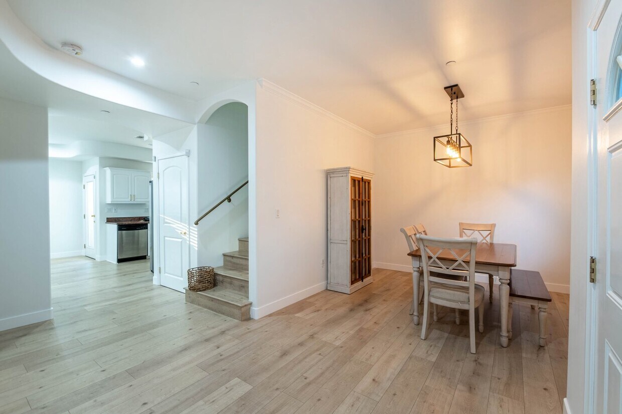 Foto principal - 2663 Montrose Ave