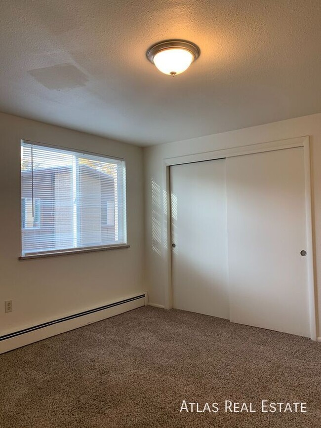 Building Photo - Newly Renovated 4-Plex Unit!! Walk to Spro...