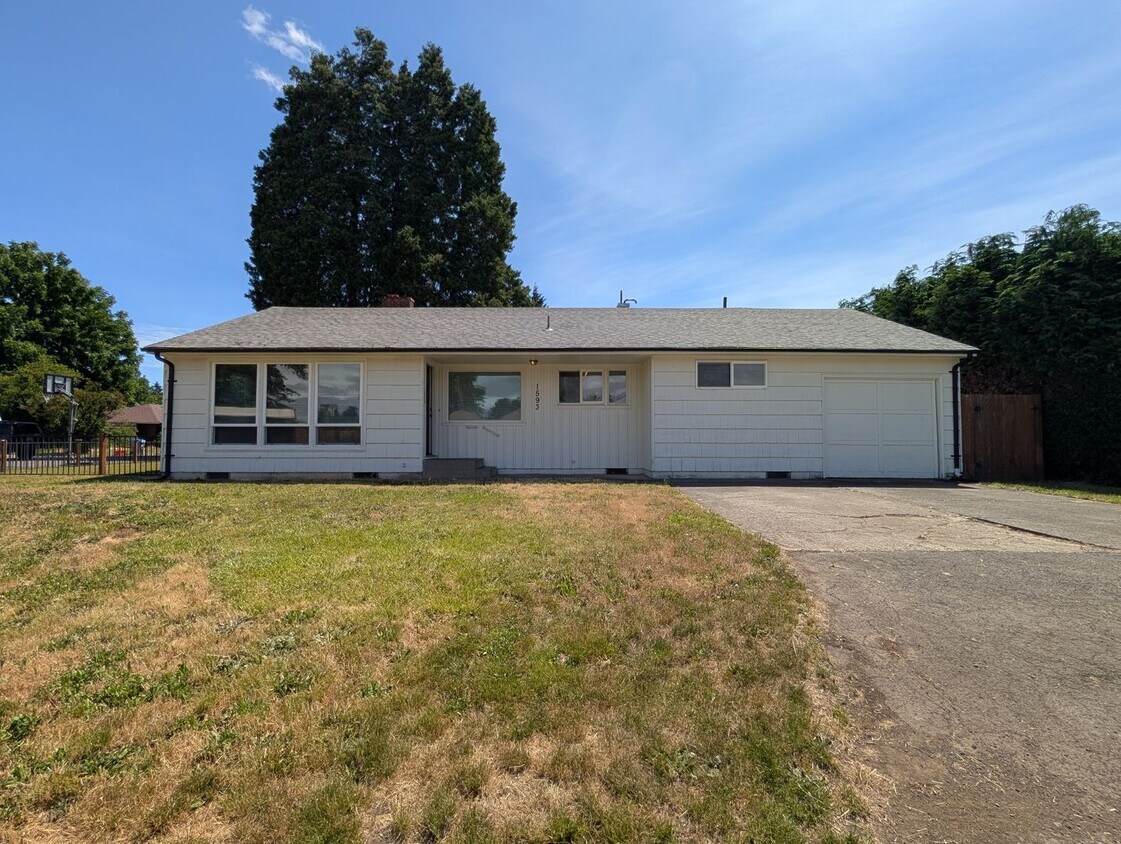 Foto principal - Nice 3 bed/1 bath with large backyard and ...