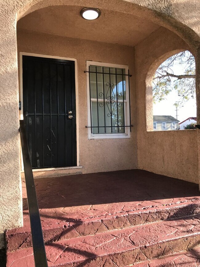 Building Photo - Nice 2 Bed 1 Bath House in Oakland - COMIN...