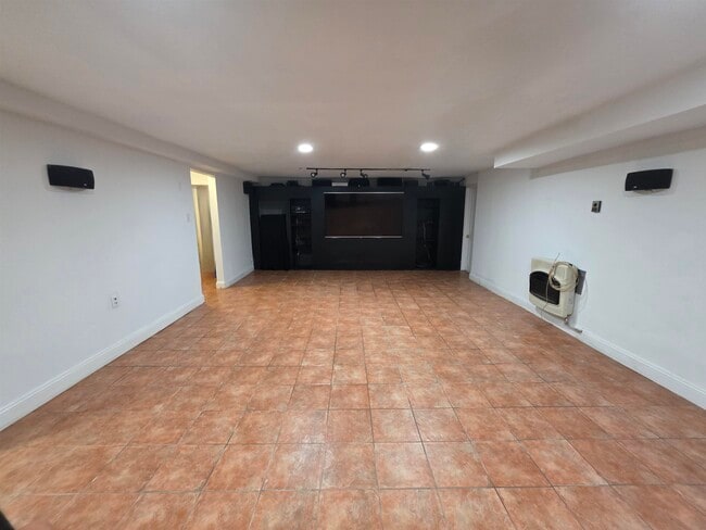 Building Photo - 86 Keer Ave