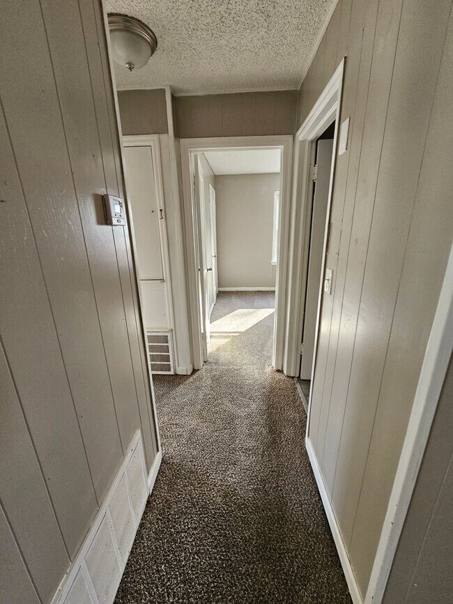 Building Photo - 3 Bedroom House Available in OKC