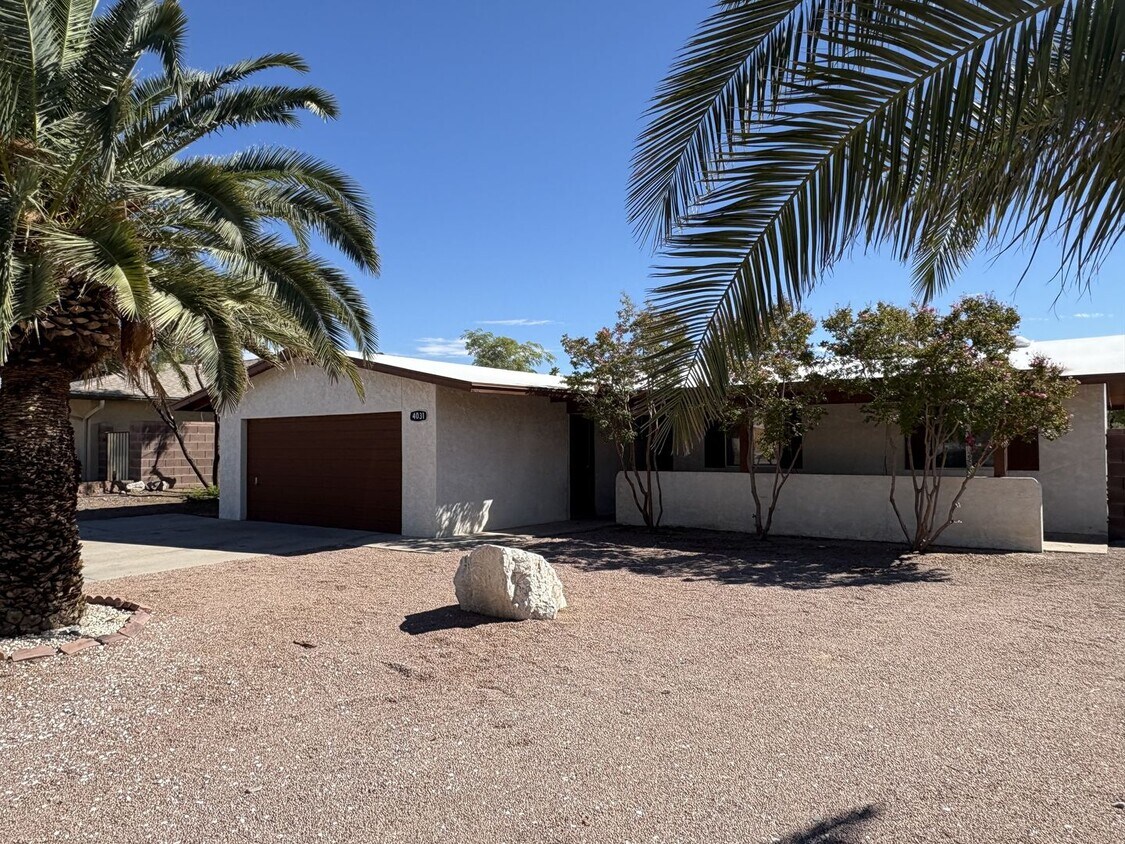 Primary Photo - Move in ready privacy with pool near Ina &...