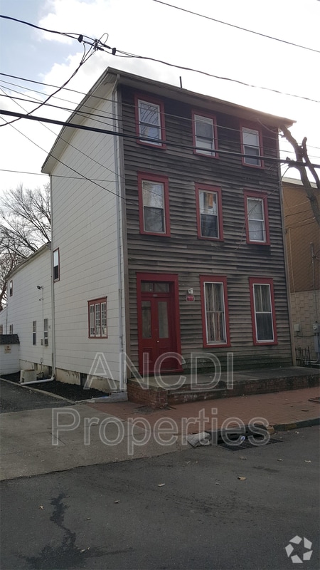Building Photo - 122 Garden St