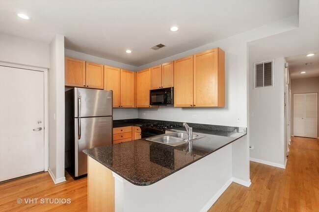 Building Photo - 918 N Larrabee St