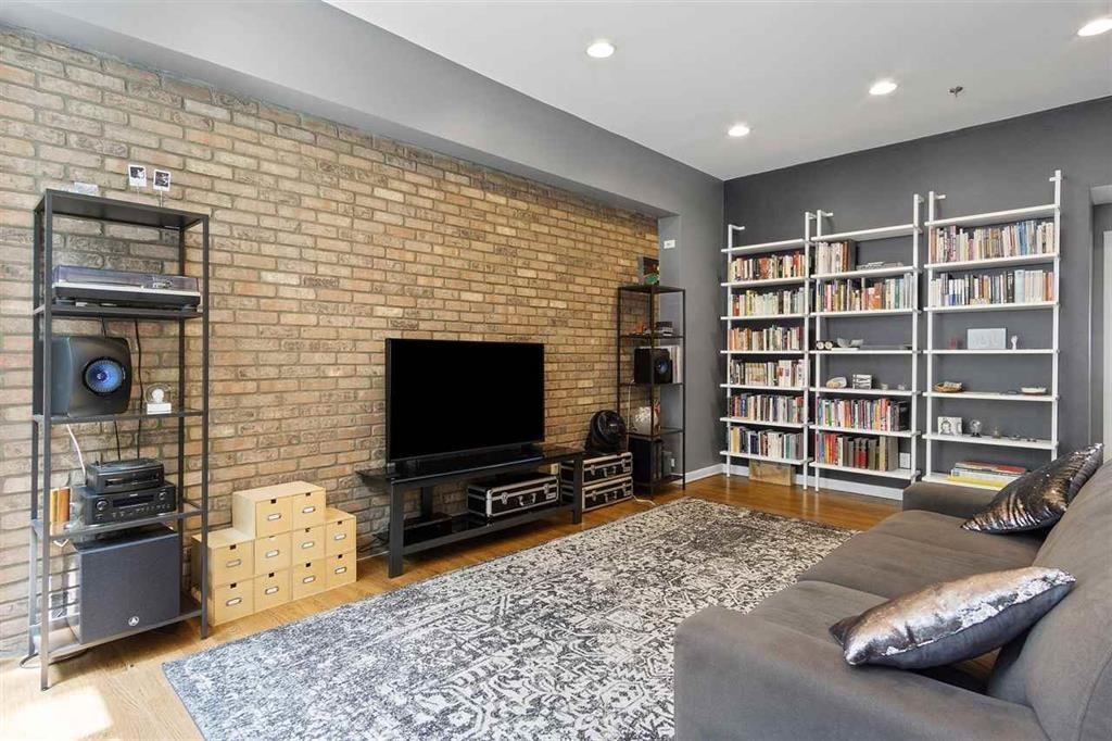 Primary Photo - 357 Varick St