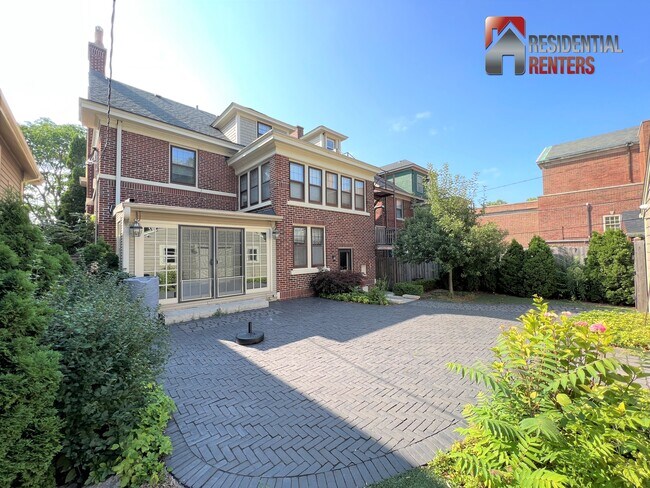 Building Photo - 3052 N Stowell Ave