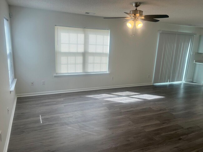 Building Photo - 3 bedroom 2.5 Bath with 2 Car Garage and f...