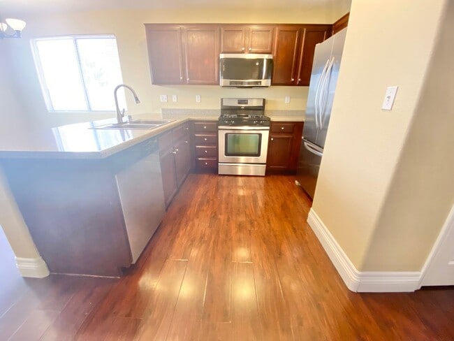 Building Photo - BEAUTIFUL 3 BEDROOM 2.5 BATHROOM 2 CAR GAR...